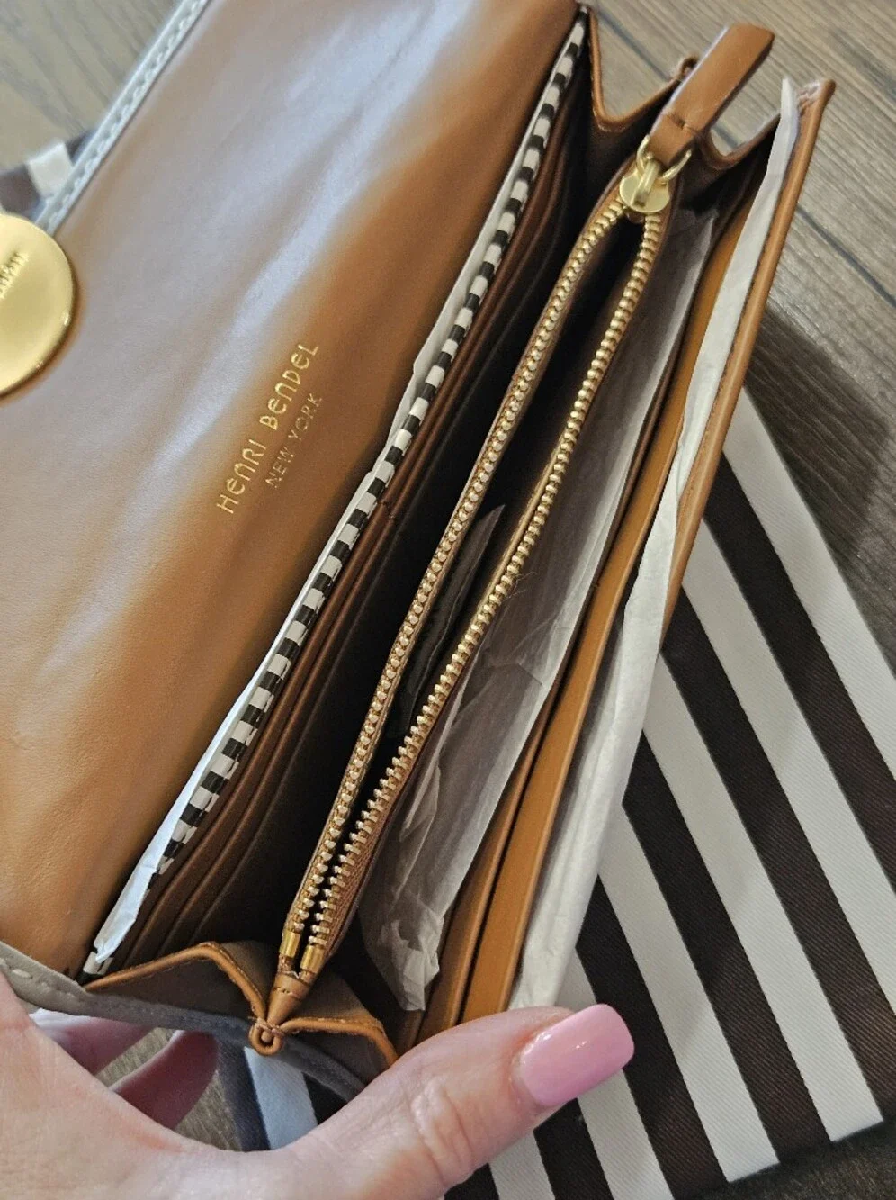 NWT Henri Bendel Miss B Slim Continental Plus Wallet White Multi With Dustbag